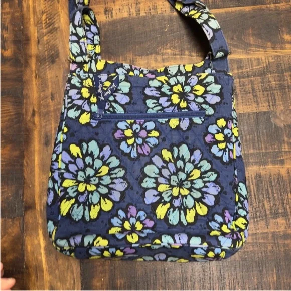 Vera Bradley Crossbody MAILBAG ~ Indigo Pop ~ Pockets ~ Top Flap ~ Ex. Cond. - Picture 7 of 8